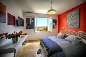 6 bedrooms, iron/ironing board, WiFi, bed sheets