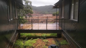 Un balcón con vistas a un río y colinas.