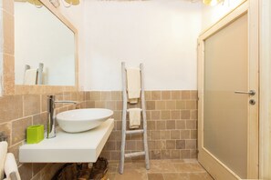Shower, hair dryer, bidet, towels - Lovely Stone House in Ostuni - Real 100Mb/s Fiber (Ostuni)