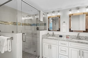 Combined shower/tub, hair dryer, towels - Low Summer Rates! Beachfront Condo w/ Panoramic Beach Views, 6-seat Golf Cart (Miramar Beach)