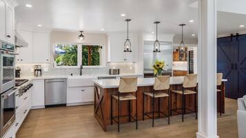 冰箱、微波炉、烤箱、炉灶