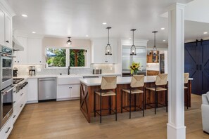 Jääkaappi, mikroaaltouuni, uuni, liesi