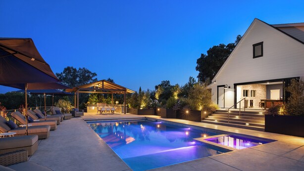 A modern outdoor pool area with lounge chairs and a covered seating area. - Spectacular Healdsburg Manor-4BR/4.5BA, POOL+2 SPA! (Healdsburg)