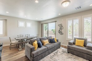 Smart TV, video games, DVD player - Sleeps 20 Steps to Pool - 4BR+Loft w/ 2 Rec Rooms (St. George)