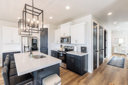 Sleeps 20 Steps to Pool - 4BR+Loft w/ 2 Rec Rooms