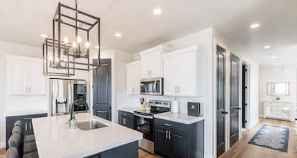 Sleeps 20 Steps to Pool - 4BR+Loft w/ 2 Rec Rooms