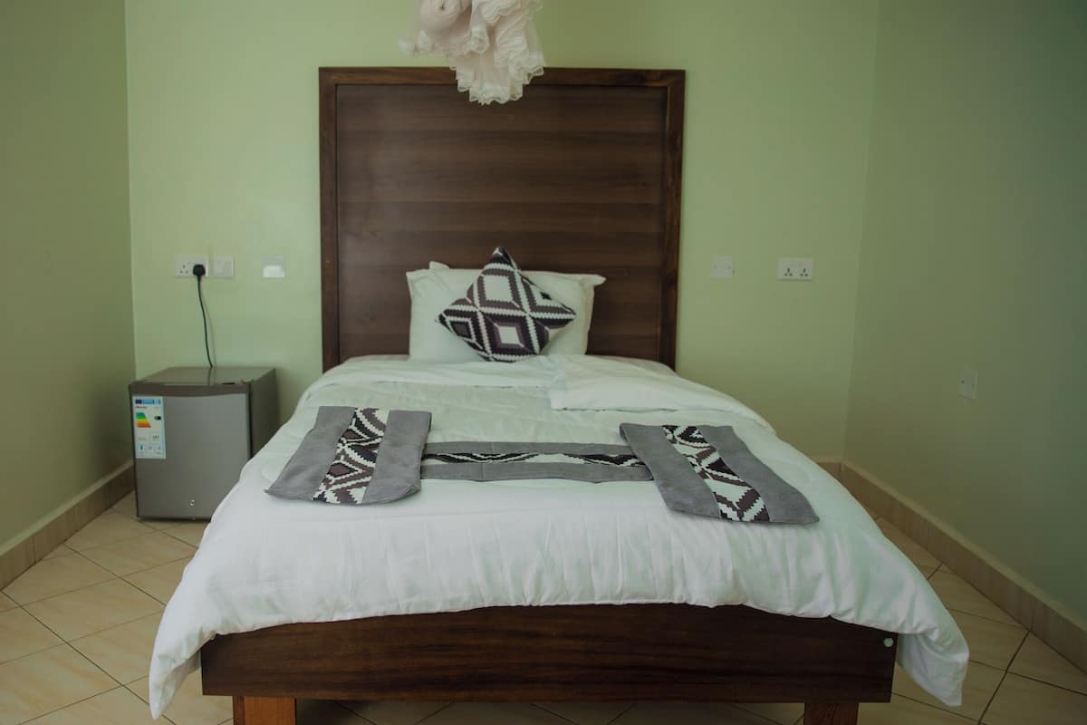 1 habitación, cubrecamas y caja de seguridad en la habitación