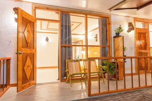 Decoración personalizada, muebles diferentes y cortinas blackout