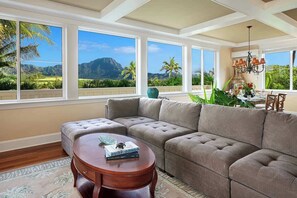 Een smart-tv, een open haard en een kantoor