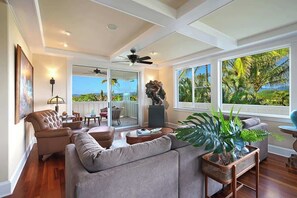 Een smart-tv, een open haard en een kantoor