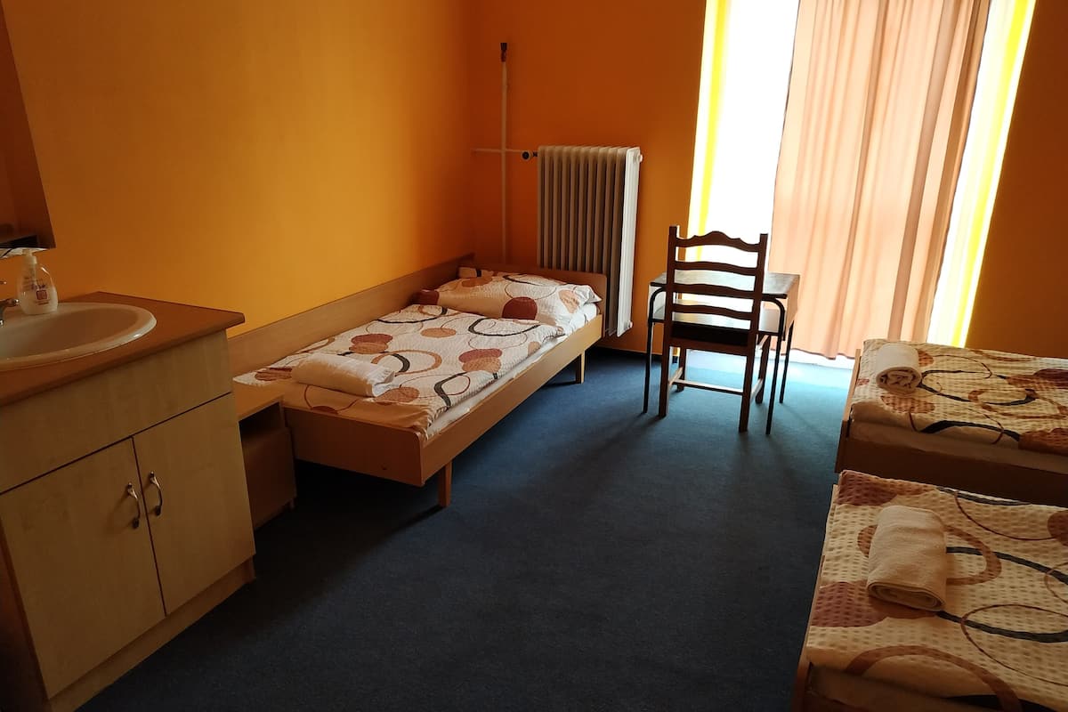 Habitación económica, 3 camas individuales, baño compartido | 1 dormitorio, escritorio, wifi gratis