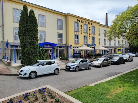 Fassade der Unterkunft. Hotel Béke Sziget