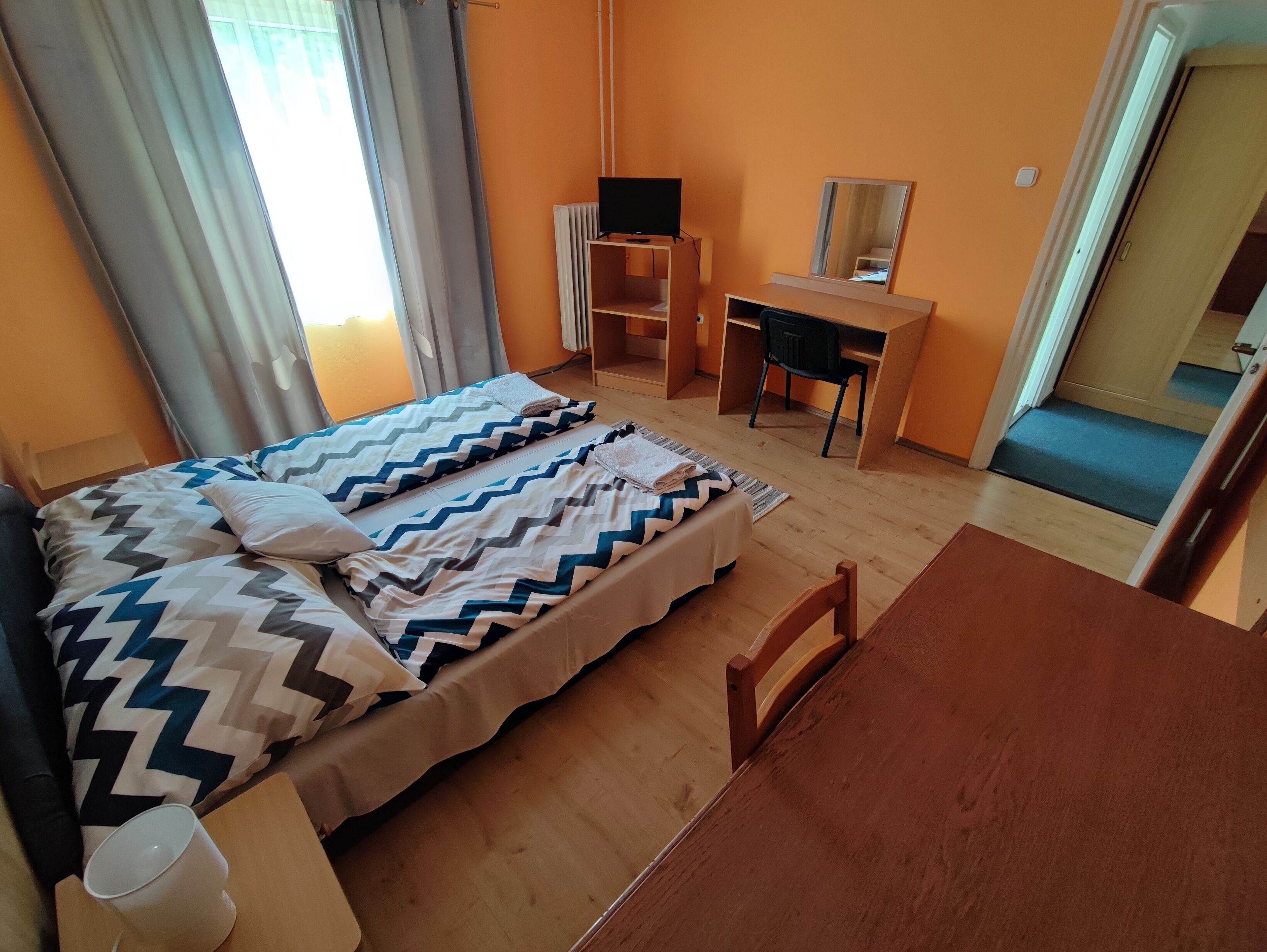 Eenvoudige kamer, 1 tweepersoonsbed, privébadkamer | 1 slaapkamer, een bureau, gratis wifi