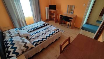 Eenvoudige kamer, 1 tweepersoonsbed, privébadkamer | 1 slaapkamer, een bureau, gratis wifi