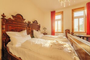 2 chambres, coffres-forts dans les chambres, fer et planche à repasser