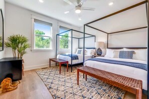 12 Schlafzimmer, Schreibtisch, Bügeleisen/Bügelbrett, Reisekinderbett