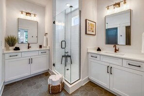 Baignoire, sèche-cheveux, serviettes fournies, shampoing