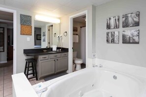 Bathtub, hair dryer, towels - Riverfront/Downtown Pigeon Forge (Pigeon Forge)