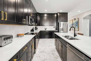 冷蔵庫、電子レンジ、オーブン、コンロ