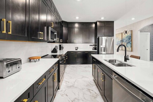 Réfrigérateur, four à micro-ondes, un four, surface de cuisson