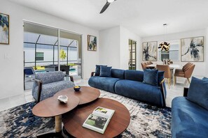 Smart TV, video games, table football, stereo - The Enchanting | PVT castle on International Drive w princess & jungle theme BRs (Orlando)