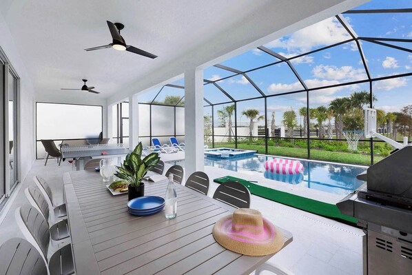 Een buitenzwembad en een verwarmd zwembad