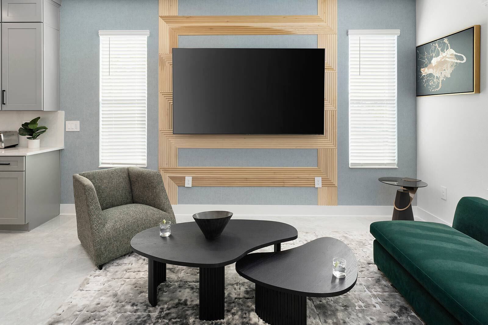 Télévision, baby-foot, chaîne hi-fi