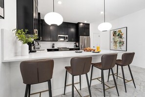 冷蔵庫、電子レンジ、オーブン、コンロ