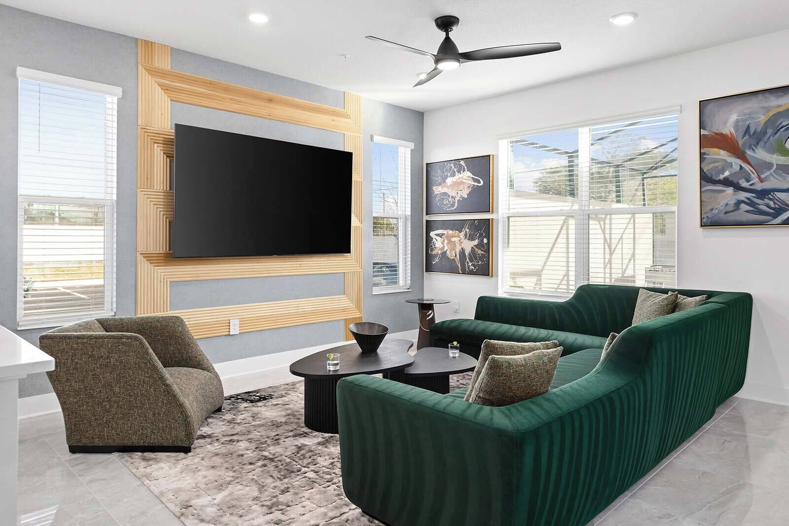 Een televisie, tafelvoetbal en een stereo