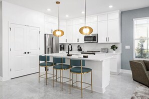 Fridge, microwave, oven, stovetop - Villa Paradiso | Fab I-Drive home w lux BRs, pool, LR/DR, in-house entertainment (Orlando)