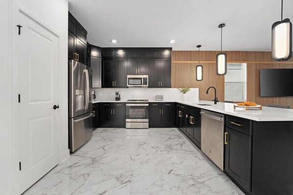 Jääkaappi, mikroaaltouuni, uuni, liesi