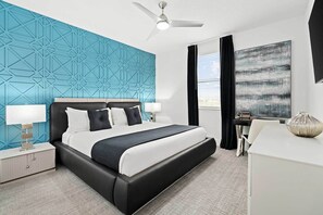 9 Schlafzimmer, Schreibtisch, Bügeleisen/Bügelbrett, Reisekinderbett