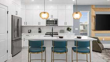 Réfrigérateur, micro-ondes, four, plaque de cuisson