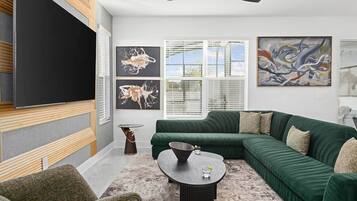 Smart-tv, bordfodbold, bordtennisbord, stereoanlæg