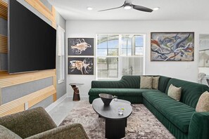 Smart-tv, tafelvoetbal, een tafeltennistafel en een stereo