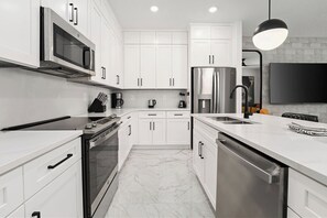 Fridge, microwave, oven, stovetop - Henry’s Haven | Chic home at center of I-Drive w/ dragon theme BR, pool, kitchen (Orlando)