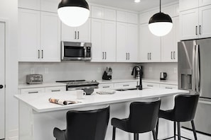 Fridge, microwave, oven, stovetop - Benjy’s Bungalow | Unique retreat w/ dragon BR, pool, kitchen - next to airport (Orlando)
