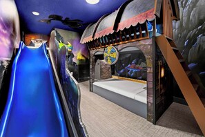 4 bedrooms, iron/ironing board, travel crib, free WiFi - Max’s Manor | NEW home near shops & restaurants - pool, luxe LR/DR, huge master (Orlando)