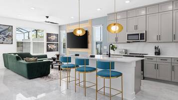 Cafetière/bouilloire, réfrigérateur, micro-ondes, four