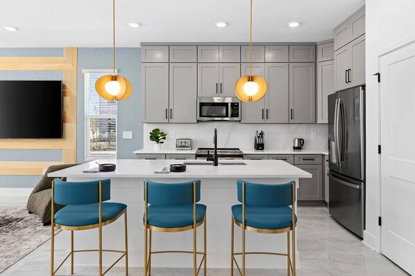 Een koelkast, een microgolfoven, een oven, een kookplaat