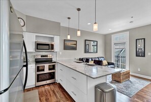 Kylskåp, mikrovågsugn, ugn och spishäll