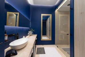 Douche, séchoir à cheveux, serviettes fournies