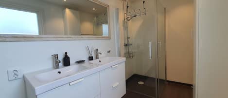 Shower, eco-friendly toiletries, hair dryer, towels