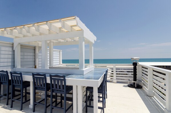 Outdoor dining - EV charger, elevator, ocean views from rooftop! (Carolina Beach)