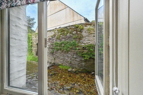 Luxury Couple's Getaway With River Views and Parking in the Heart of Polperro