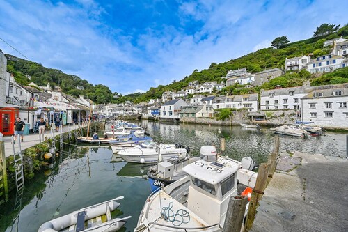 Luxury Couple's Getaway With River Views and Parking in the Heart of Polperro