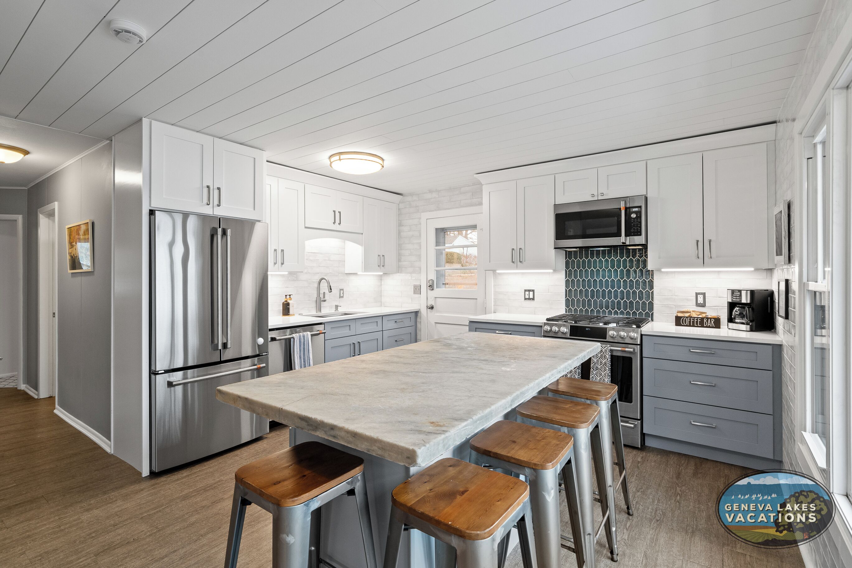 Frigorífico, microondas, horno y placa de cocina