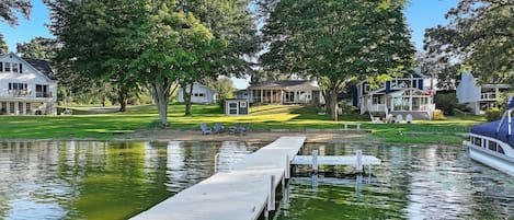 Une propriété au bord du lac, dotée d’un quai, de pelouses et de plusieurs maisons.