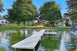 Une propriété au bord du lac, dotée d’un quai, de pelouses et de plusieurs maisons.