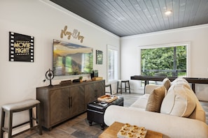 Kabin, 2 kamar tidur | Area keluarga | Smart TV